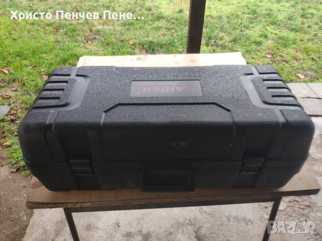 Жираф/Шлайфмашина за стени и тавани RAIDER RD-DS07, 750 W, 225 мм, две глави в куфар, снимка 2 - Шлайфмашини - 52563423