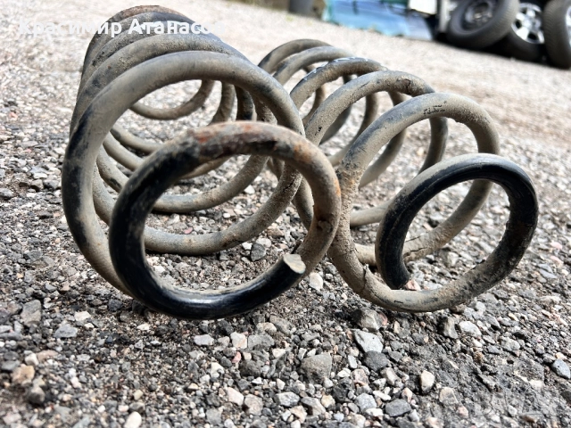 Пружина задни  за Тойота аурис 2007-2012г, снимка 3 - Части - 51490396