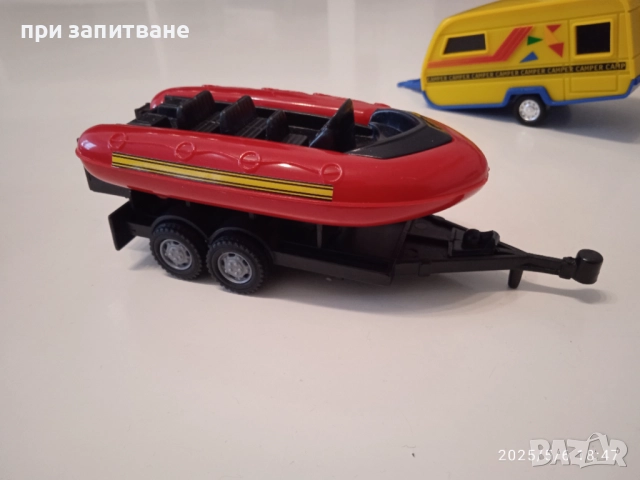 Метално Mitsubishi Pajero, с пластмасово ремарке с лодка; Каравана и ремаркета с лодки, 15 см., снимка 15 - Колекции - 50587001