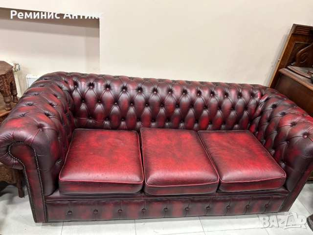 Табуретка, фотьойл и троен диван Chesterfield Oxblood.