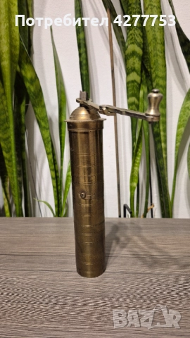 Стара ръчна метална мелничка, снимка 2 - Антикварни и старинни предмети - 52356931