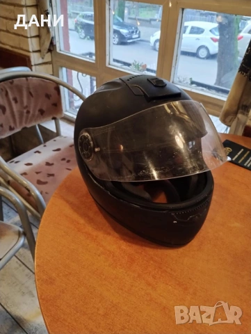 Мото каска черен мат размерXL61, с вградени слънчеви очила освен предпазна слюда.Делта спорт