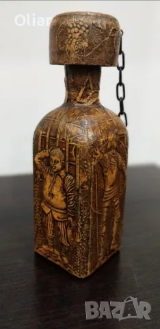 Чудесна винтидж бутилка за алкохол . Кожа.