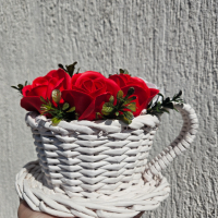 Ръчно плетени кашпи , аранжирани със сапунени рози, снимка 5 - Декорация за дома - 44910875