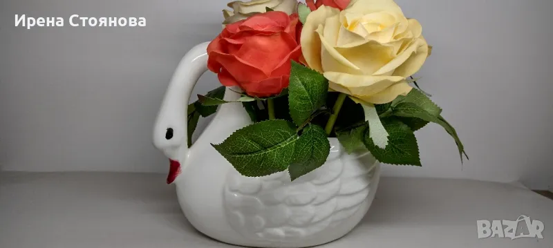 Декоративна нощна лампа лебед с изкуствени рози с вградени лед светлини. Произведено в Германия., снимка 1