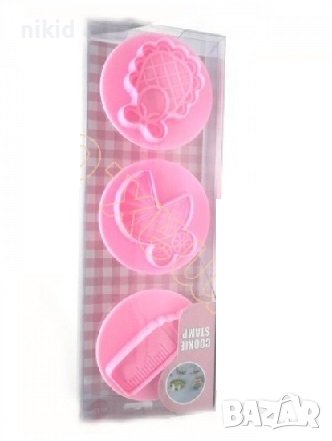 3 Големи бебешки пластмасови резци форми лигавник количка бутилка шише форма резец с бутало , снимка 1