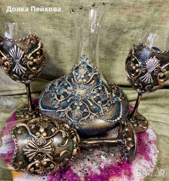 Ръчно изработен сервиз . декантер с три чаши в злато, снимка 1