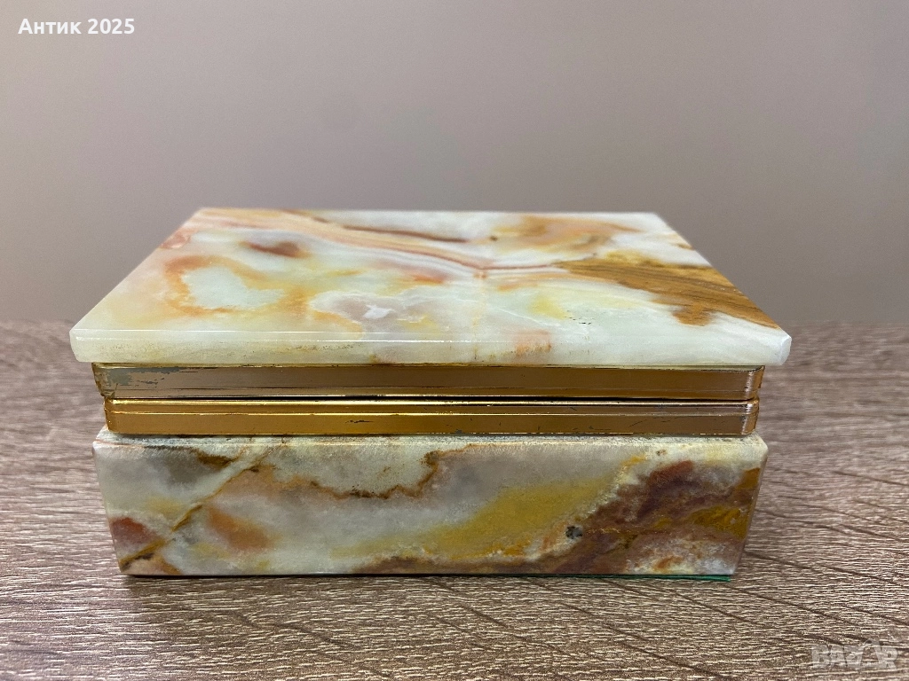 Винтидж кутия от оникс за бижута със златист кант, снимка 1