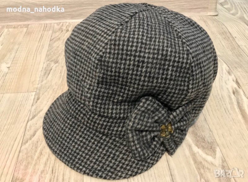 Зимна дамска шапка с мека козирка, снимка 1