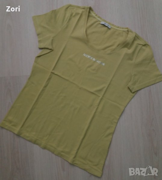 Тениска в цвят светла горчица с малък надпис от сребристи камъчета, снимка 1