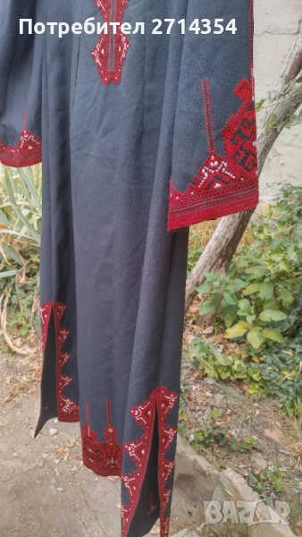 Стара дреха носия с  ръчно бродирани орнаменти , снимка 1