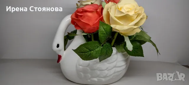 Декоративна нощна лампа лебед с изкуствени рози с вградени лед светлини. Произведено в Германия., снимка 1