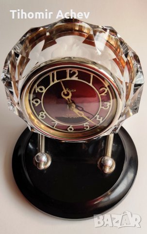Съветски механичен настолен кристален часовник Маяк, снимка 3 - Антикварни и старинни предмети - 32406146