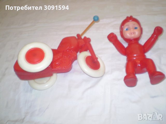 Ретро играчка моторист с мотор червена твърда пластмаса, снимка 8 - Други ценни предмети - 43906757