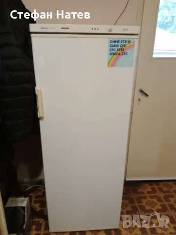 Продавам вертикален фризер 300 литра 