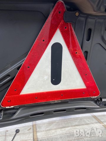 Оригинален триъгълник мерцедес бенц 190 124 203 и други модели, снимка 1