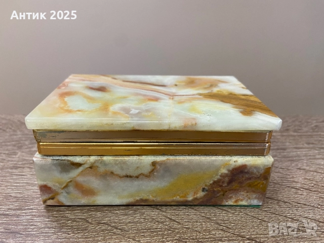 Винтидж кутия от оникс за бижута със златист кант