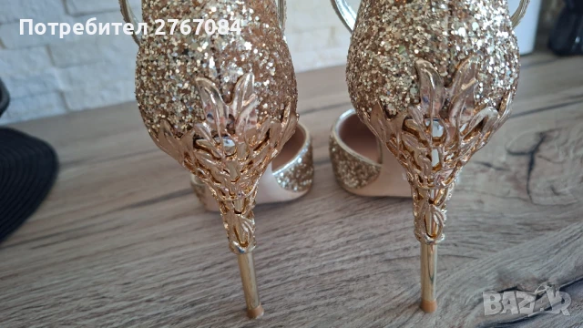 Продавам уникални златни обувки , снимка 2 - Дамски елегантни обувки - 50896234