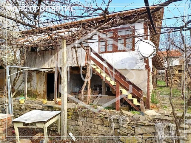 Двуетажна къща с двор в гр. Килифарево, обл. Велико Търново, снимка 2 - Къщи - 51250854