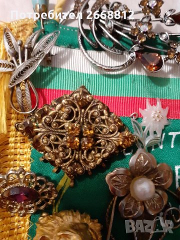 Брошки, снимка 10 - Колиета, медальони, синджири - 28785186
