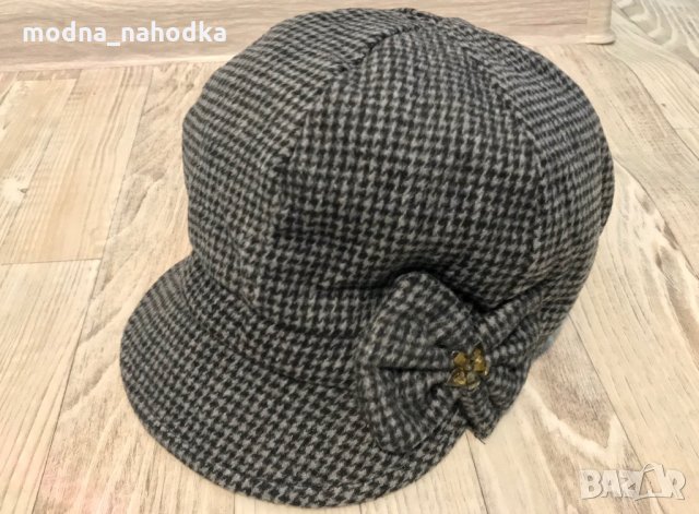 Зимна дамска шапка с мека козирка