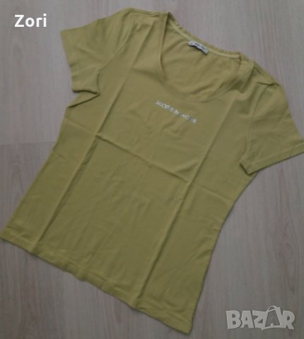Тениска в цвят светла горчица с малък надпис от сребристи камъчета, снимка 1 - Тениски - 28423234