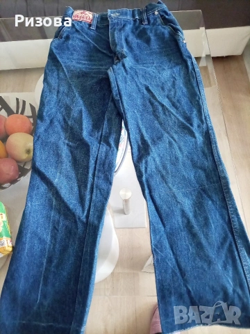 Подарявам детски дънки и топла шапка