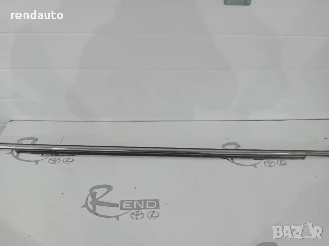 Предна лява водобранна лайсна врата стъкло toyota avensis t25