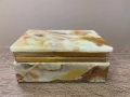 Винтидж кутия от оникс за бижута със златист кант, снимка 1