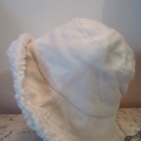 Кокетна зимна шапка с периферия Крема, снимка 1 - Шапки - 39041990
