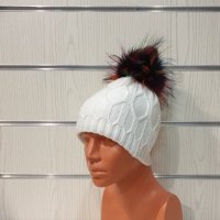 Нова зимна дамска бяла шапка с шарен помпон/пух, снимка 6 - Шапки - 35478437