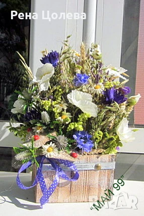 Сухи цветя в дървено сандъче