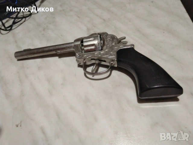 Метален пистолет с капси марков на евуше