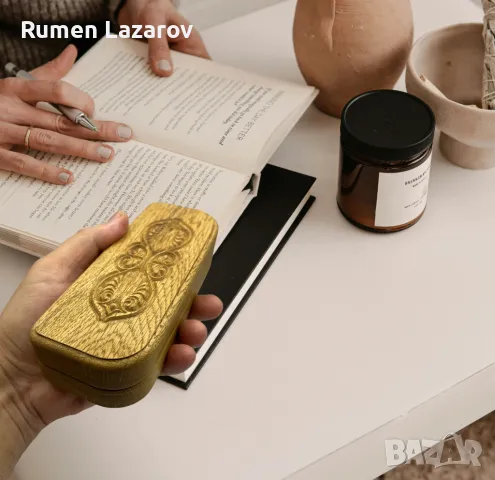 Кутия-калъф за очила от натурално дъбово дърво.