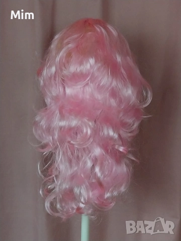 55 см Дълга ,къдрева,розова перука с бретон , снимка 4 - Аксесоари за коса - 53436516