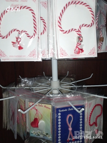 Микс от 700 мартеници с подарък стелаж , снимка 8 - Други - 52674563