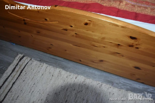 продавам легло, дърво масив.Комплект с скари и матрак.