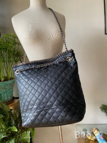 Черна чанта с метални дръжки през рамо, снимка 1 - Чанти - 43391596