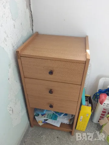 Шкаф с три чекмеджета и полица