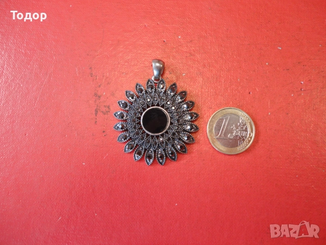 Страхотна колие медальон с камъни 