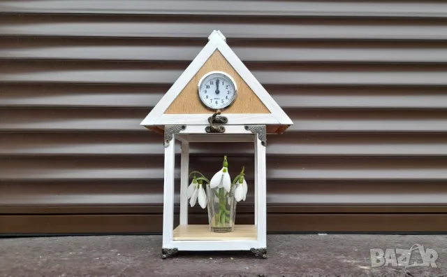 Дървена тематична къщичка с часовник 