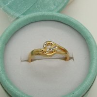18 К златно покритие позлатен пръстен от медицинска стомана с бели кристали, снимка 4 - Пръстени - 43706934