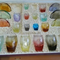 Бохемия чаши в куфар чешко цветно стъкло , снимка 1 - Антикварни и старинни предмети - 27748661