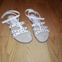 Бели сандалки, снимка 1 - Детски сандали и чехли - 37188111