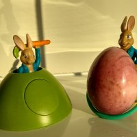 Фигурки със зайчета и мраморно яйце, снимка 2 - Колекции - 32235810