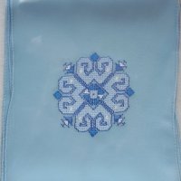 Ръчно бродиран копринен шал с български мотив и дантела, снимка 2 - Шалове - 38561327