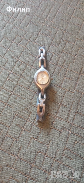 Дамски часовник тип гривна q&q, снимка 1