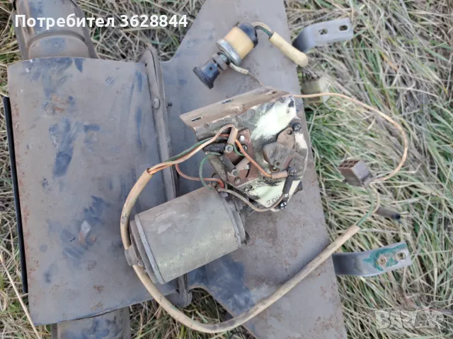 Моторче за чистачки с оригинален ключ  и казанче с помпичка за течност за чистачки за УАЗ, снимка 1