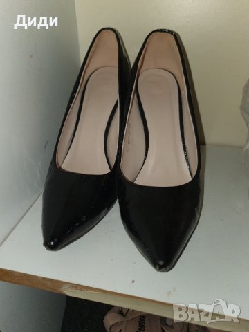Черни лачени обувки с ефектен ток, снимка 2 - Дамски ежедневни обувки - 43186089