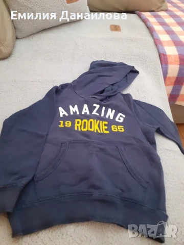 Запазена суичър без следи от употреба. Подходящ за момче на 4-5години ,ръст 110